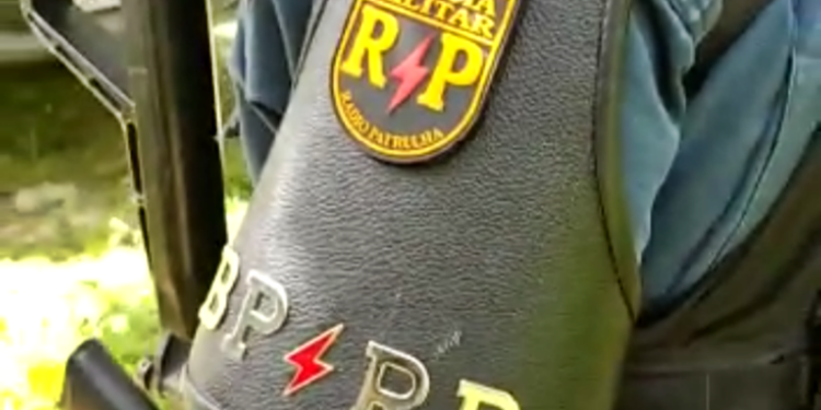 PM prende suspeito por tráfico de drogas na Farolândia