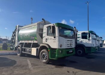 Prefeitura de Socorro recebe novos caminhões para coleta de lixo no município 