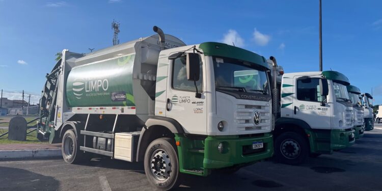 Prefeitura de Socorro recebe novos caminhões para coleta de lixo no município 