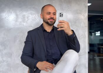 Uso incorreto do celular pode comprometer a saúde da coluna, alerta Dr. Ewerton Caroso