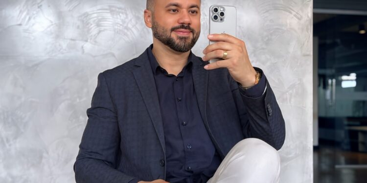 Uso incorreto do celular pode comprometer a saúde da coluna, alerta Dr. Ewerton Caroso