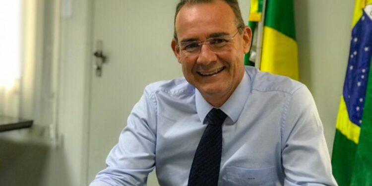 Vice-governador Zezinho Sobral passa mal e está internado em observação