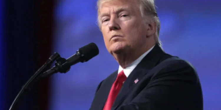 Trump ameaça tarifa de 100% se Rússia não encerrar guerra com Ucrânia