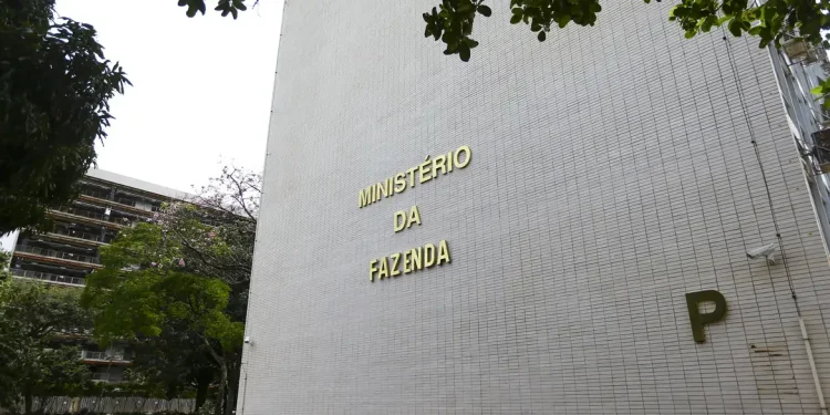 Ministério da Fazenda aumenta para 2,5% estimativa do PIB em 2025
