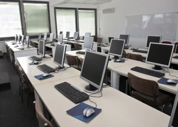 Quase 70% dos polos de ensino a distância correm risco de fechar