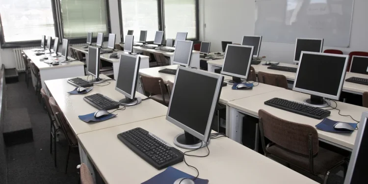 Quase 70% dos polos de ensino a distância correm risco de fechar