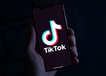 TikTok vai passar a notificar pais quando adolescentes postarem vídeos, stories ou fotos
