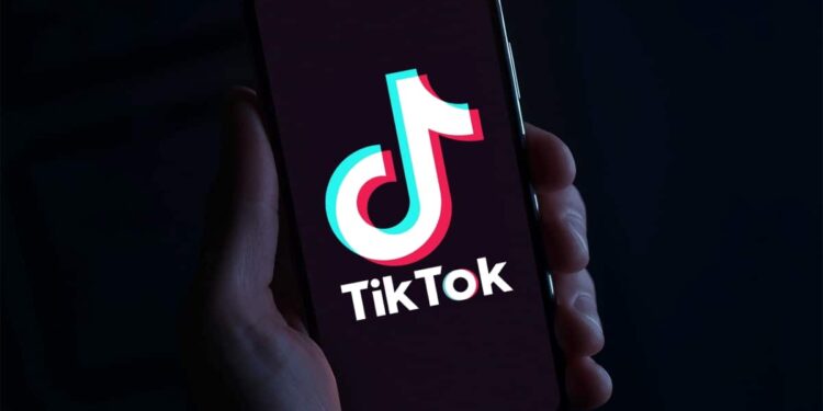 TikTok vai passar a notificar pais quando adolescentes postarem vídeos, stories ou fotos