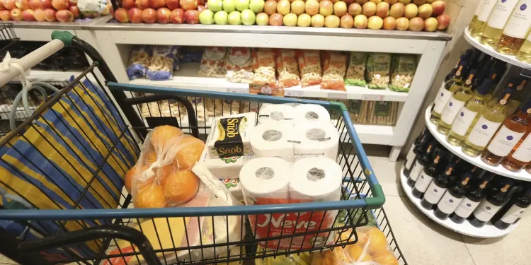 Cesta básica tem custo menor em 11 capitais, mostra Dieese