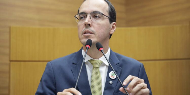 Georgeo Passos critica ausência de secretário de Saúde e cobra respeito à lei