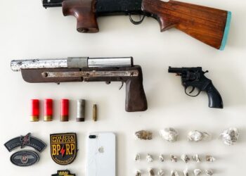 Polícia Militar apreende espingardas, simulacro de revólver, droga e prende homem em Nossa Senhora do Socorro