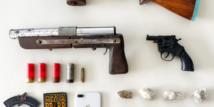 Polícia Militar apreende espingardas, simulacro de revólver, droga e prende homem em Nossa Senhora do Socorro