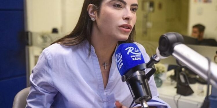 Yandra Moura vence ação judicial por fake news e transforma indenização em doações