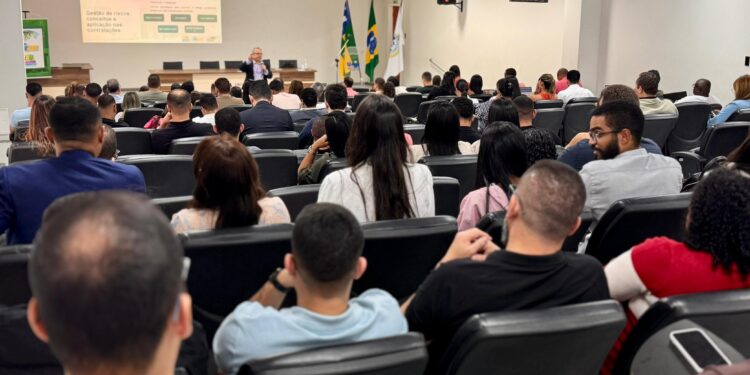 Capacitação promovida pela FAMES reúne agentes públicos para discutir a nova Lei de Licitações