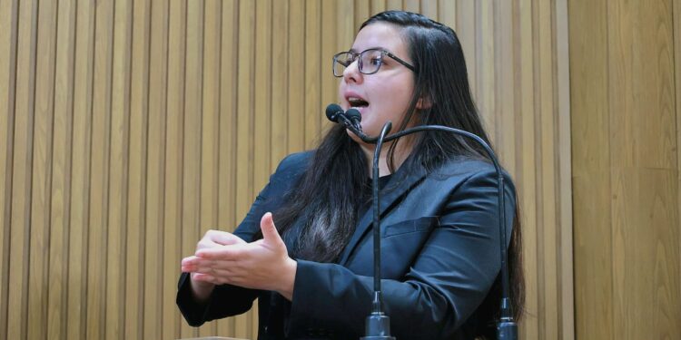 Vereadora Thannata da Equoterapia celebra vitória que põe fim a revisões humilhantes do INSS para autistas e pessoas com deficiência