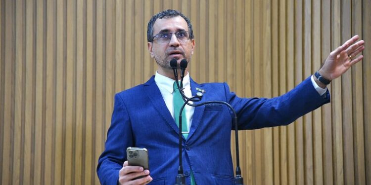 “Quem cuida de quem cuida?”: Lúcio Flávio defende conselheiros tutelares