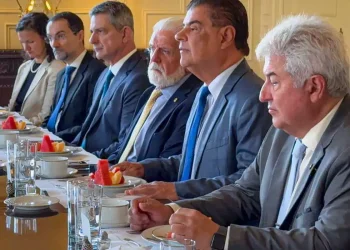 Senadores brasileiros buscam diálogo sobre tarifas impostas por Trump