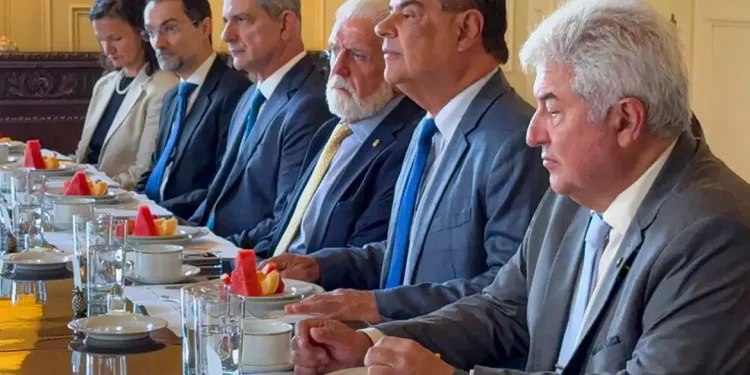 Senadores brasileiros buscam diálogo sobre tarifas impostas por Trump