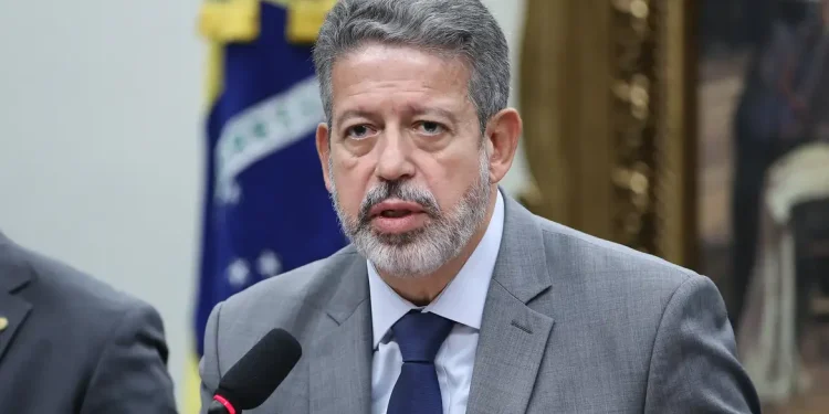 Lira amplia redução parcial de IR para quem ganha até R$ 7.350
