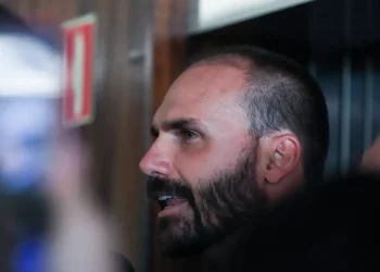 Líderes do PT pedem prisão de Eduardo Bolsonaro ao STF