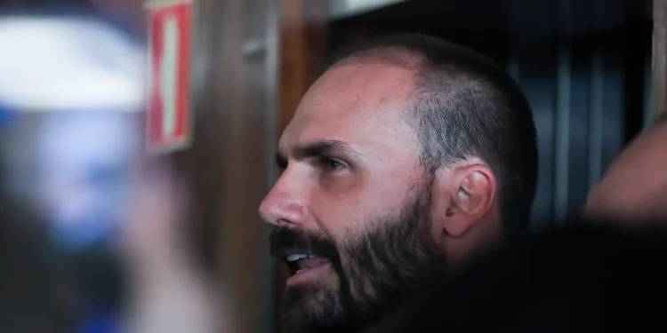 Líderes do PT pedem prisão de Eduardo Bolsonaro ao STF