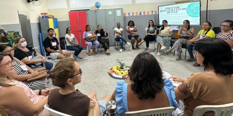 Educação de Aracaju promove Círculos Restaurativos de Paz para combater a violência nas escolas
