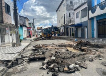 Emurb inicia serviço para solucionar alagamentos na Rua 21 de Abril, no 18 do Forte
