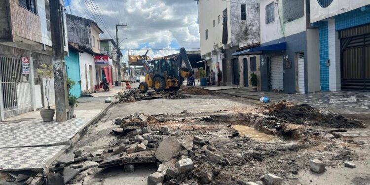 Emurb inicia serviço para solucionar alagamentos na Rua 21 de Abril, no 18 do Forte