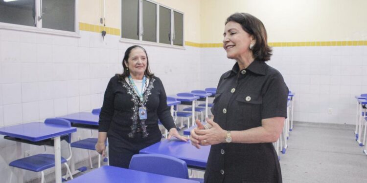 Prefeita Emília Corrêa entrega novo mobiliário e anuncia reforma de refeitório na Escola Jaime Araújo