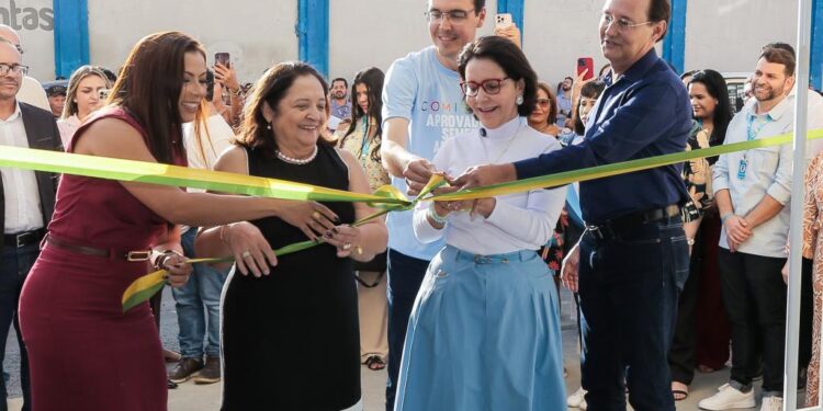 Prefeita Emília inaugura reforma e ampliação da Escola Municipal Alcebíades Melo Vilas Boas no bairro Industrial