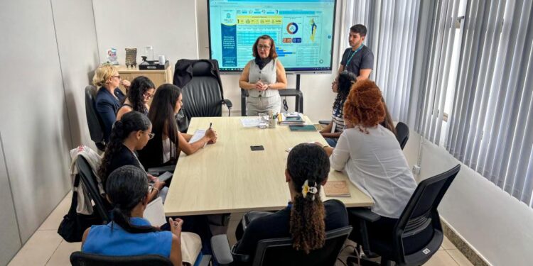 Alunos de Pedagogia da UFS conhecem práticas de gestão educacional da Educação de Aracaju