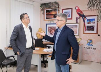 Vice-prefeito Ricardo Marques e senador Alessandro Vieira dialogam sobre segurança nas telas e nova escola na zona norte de Aracaju