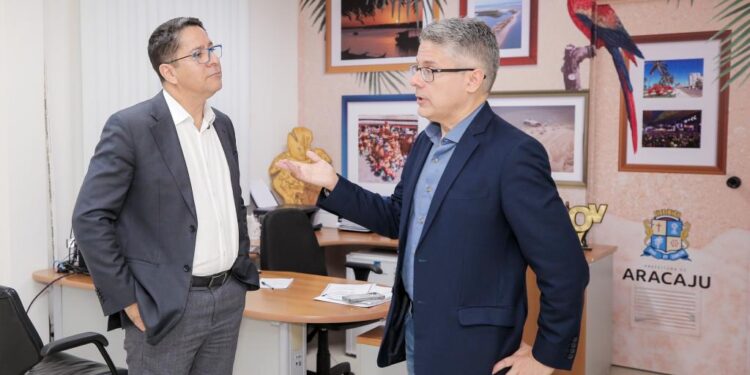 Vice-prefeito Ricardo Marques e senador Alessandro Vieira dialogam sobre segurança nas telas e nova escola na zona norte de Aracaju