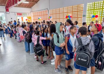 Volta às aulas na rede municipal de Aracaju tem festa e muito acolhimento aos alunos