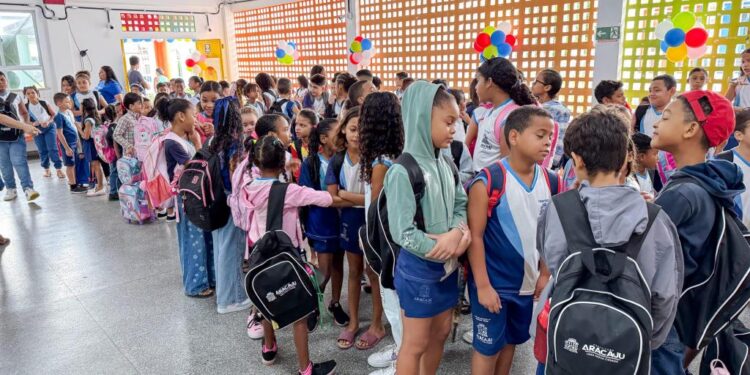 Volta às aulas na rede municipal de Aracaju tem festa e muito acolhimento aos alunos