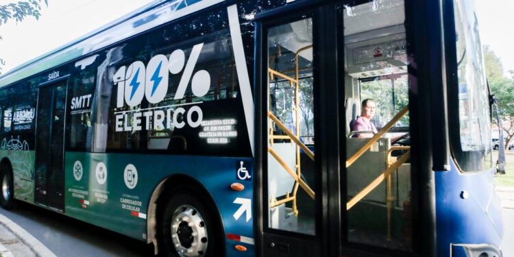 Usuários aprovam ônibus elétrico e celebram nova fase do transporte coletivo de Aracaju