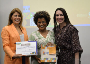 Professora da rede estadual recebe o prêmio ‘Mulheres Negras que Inspiram’