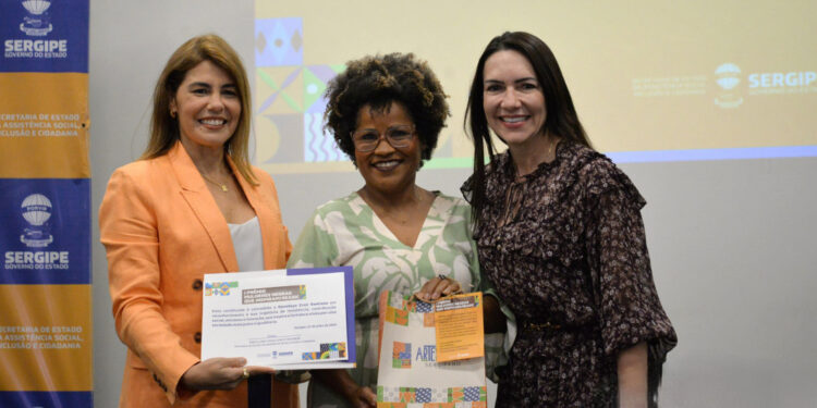 Professora da rede estadual recebe o prêmio ‘Mulheres Negras que Inspiram’