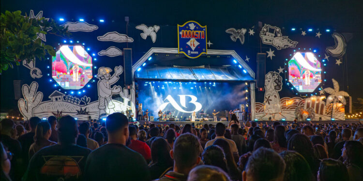 Primeira noite do Arrasta Fé leva mais de 15 mil à Orla da Atalaia com música gospel e louvores