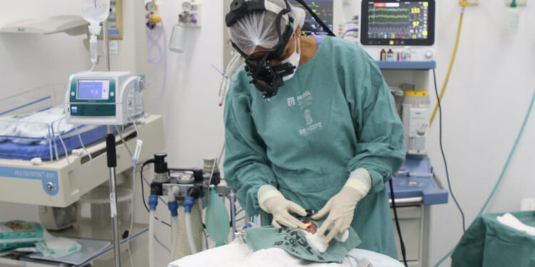 Maternidade Nossa Senhora de Lourdes realiza cirurgia para evitar perda da visão de bebês prematuros