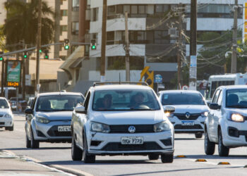 Vender e não realizar a transferência de propriedade do veículo pode gerar multas e até indiciamento em investigação criminal, alerta Polícia Civil