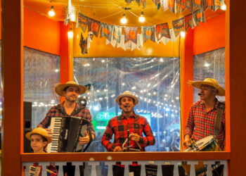 Artistas e público comemoram continuidade da programação da Vila do Forró