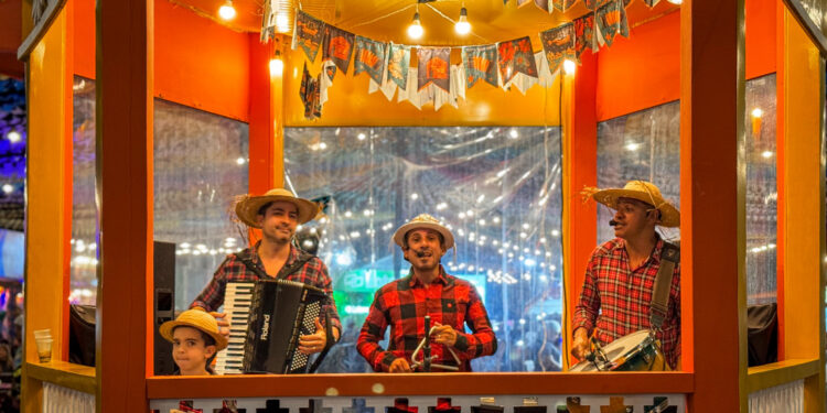 Artistas e público comemoram continuidade da programação da Vila do Forró
