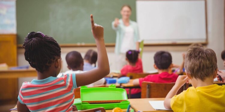 Busca Ativa Escolar: cerca de 300 mil crianças e adolescentes voltaram à escola no Brasil em oito anos