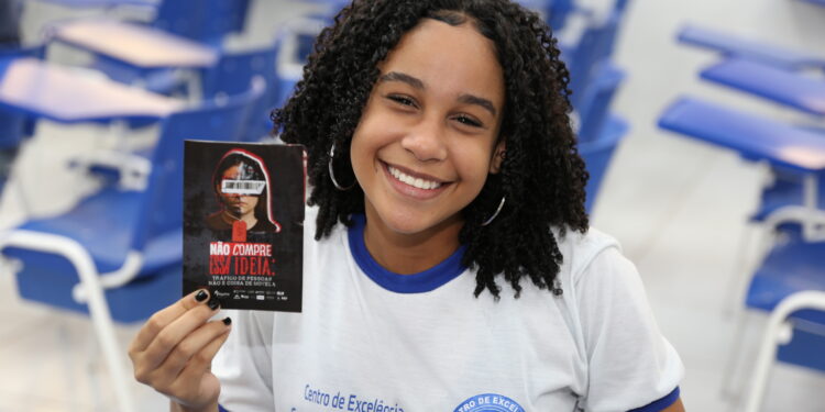 Campanha alerta estudantes e população do sertão sobre o tráfico de pessoas