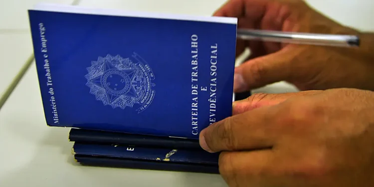 Brasil cria mais de 147 mil empregos com carteira assinada em agosto