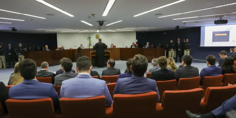 Com voto de Moraes, STF retoma nesta terça julgamento de Bolsonaro