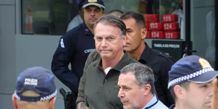 Moraes pede explicações sobre escolta que levou Bolsonaro ao hospital