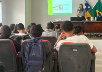 Embaixadora da Educação Financeira do Banese palestra para estudantes de Rosário do Catete