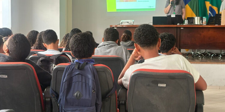 Embaixadora da Educação Financeira do Banese palestra para estudantes de Rosário do Catete